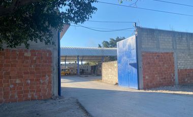 Terreno con local comercial