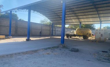 Terreno con local comercial