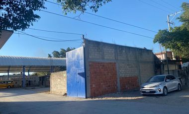 Terreno con local comercial