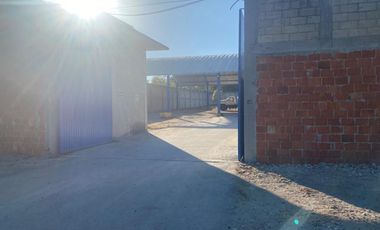 Terreno con local comercial