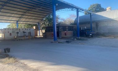 Terreno con local comercial
