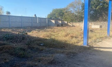 Terreno con local comercial