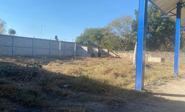 Terreno con local comercial