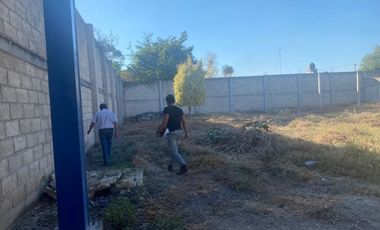 Terreno con local comercial