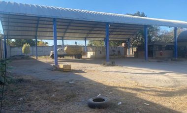 Terreno con local comercial