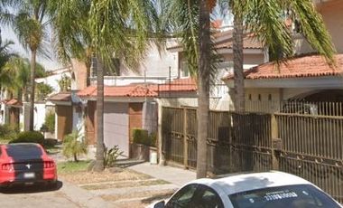 ¡¡Haz Que Tu Dinero Trabaje Para Ti Hoy !! Venta de Hermosa Casa en Exclusiva Zona, Col. Las Bugambilias, Zapopan, Jal .