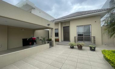 URBANIZACION EL CONDAD VENDO PRECIOSA Y AMPLIA VILLA UN PLANTA, DOS DORMITORIOS, FULL ACABADOS
