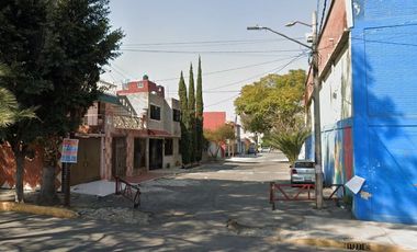 Venta de Amplio Edificio, Col. Santa Cruz Meyehualco, CDMX.