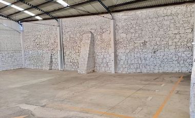 SE VENDE BODEGA CON LOCALES, frente al Colegio Salesiano en Centro Histórico.