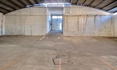 SE VENDE BODEGA CON LOCALES, frente al Colegio Salesiano en Centro Histórico.