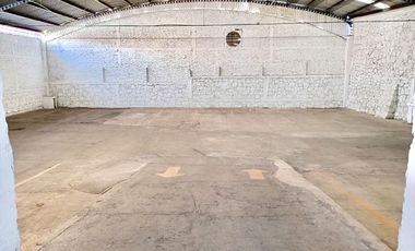 SE VENDE BODEGA CON LOCALES, frente al Colegio Salesiano en Centro Histórico.