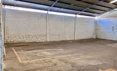 SE VENDE BODEGA CON LOCALES, frente al Colegio Salesiano en Centro Histórico.