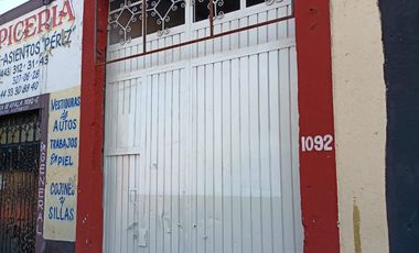 SE VENDE BODEGA CON LOCALES, frente al Colegio Salesiano en Centro Histórico.