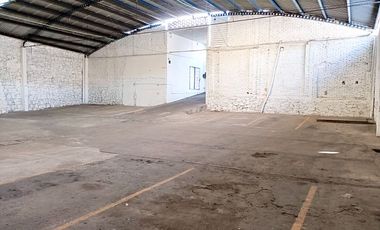 SE VENDE BODEGA CON LOCALES, frente al Colegio Salesiano en Centro Histórico.