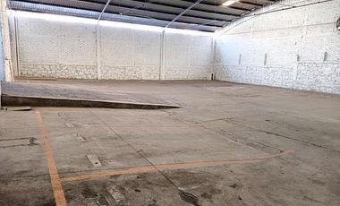 SE VENDE BODEGA CON LOCALES, frente al Colegio Salesiano en Centro Histórico.