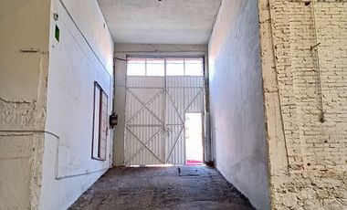 SE VENDE BODEGA CON LOCALES, frente al Colegio Salesiano en Centro Histórico.
