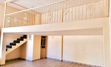 SE VENDE BODEGA CON LOCALES, frente al Colegio Salesiano en Centro Histórico.