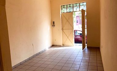 SE VENDE BODEGA CON LOCALES, frente al Colegio Salesiano en Centro Histórico.