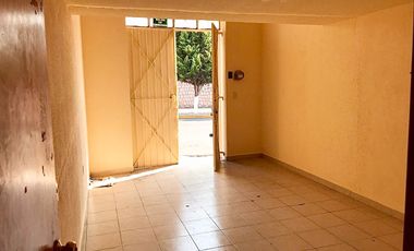 SE VENDE BODEGA CON LOCALES, frente al Colegio Salesiano en Centro Histórico.