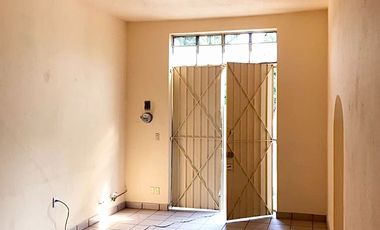 SE VENDE BODEGA CON LOCALES, frente al Colegio Salesiano en Centro Histórico.