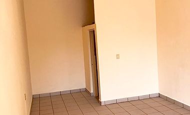 SE VENDE BODEGA CON LOCALES, frente al Colegio Salesiano en Centro Histórico.