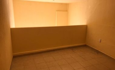 SE VENDE BODEGA CON LOCALES, frente al Colegio Salesiano en Centro Histórico.