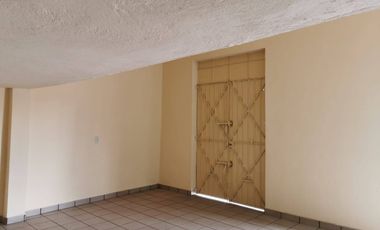 SE VENDE BODEGA CON LOCALES, frente al Colegio Salesiano en Centro Histórico.