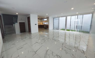 CASA EN VENTA EN FRACCIONAMIENTO - ZONA CHEDRAUI SELECT ATLIXCÁYOTL