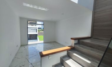 CASA EN VENTA EN FRACCIONAMIENTO - ZONA CHEDRAUI SELECT ATLIXCÁYOTL