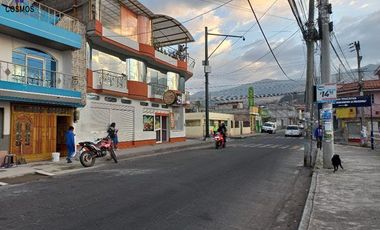 Venta de casa en Otavalo sector Gonzales Suarez,  frente al parque