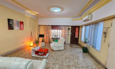 Casa planta baja (ideal dividir en 2 unidades y alquilarlas)