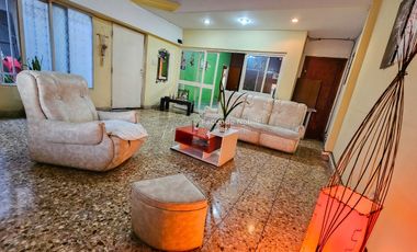 Casa planta baja (ideal dividir en 2 unidades y alquilarlas)