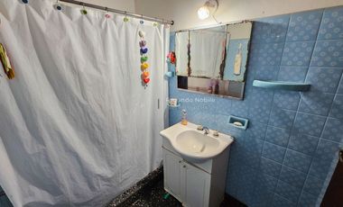 Casa planta baja (ideal dividir en 2 unidades y alquilarlas)