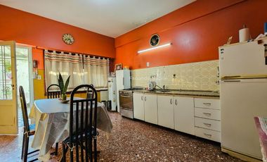 Casa planta baja (ideal dividir en 2 unidades y alquilarlas)