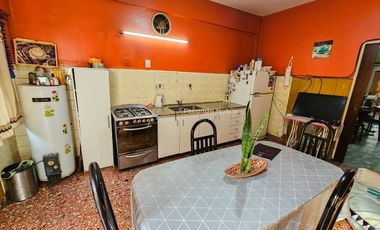 Casa planta baja (ideal dividir en 2 unidades y alquilarlas)