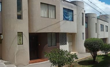 CASA de VENTA en Conjunto Habitacional a 2 cuadras de Av. Geovanny Calles, Calderón, Ecuador