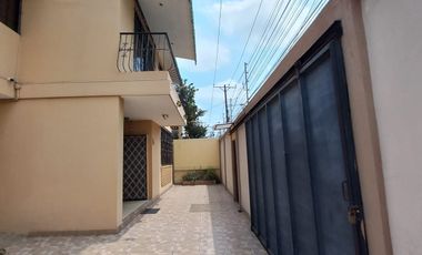 VENTA DE CASA RENTERA ESQUINERA EN CDLA. COVIEM SUR DE GUAYAQUIL