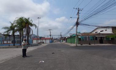 VENTA DE CASA RENTERA ESQUINERA EN CDLA. COVIEM SUR DE GUAYAQUIL