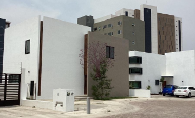 CASA EN RENTA EN CAÑADAS DEL LAGO NUEVA, 4 RECS. 4 BAÑOS, JARDIN, ESPACIOS AMPLIOS Y CONFORTABLES