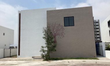 CASA EN RENTA EN CAÑADAS DEL LAGO NUEVA, 4 RECS. 4 BAÑOS, JARDIN, ESPACIOS AMPLIOS Y CONFORTABLES