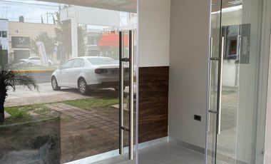 se renta consultorio nuevo para área de la salud.
