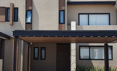 Preciosa casa de 3 niveles en renta en Villa Carriedo, zona de Lomas del Campanario Norte, Querétaro