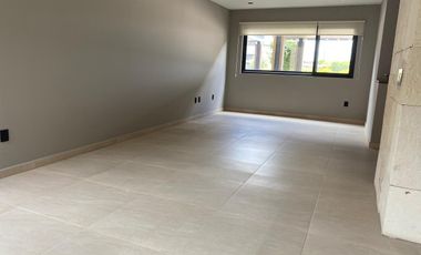 Preciosa casa de 3 niveles en renta en Villa Carriedo, zona de Lomas del Campanario Norte, Querétaro