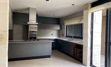 Preciosa casa de 3 niveles en renta en Villa Carriedo, zona de Lomas del Campanario Norte, Querétaro