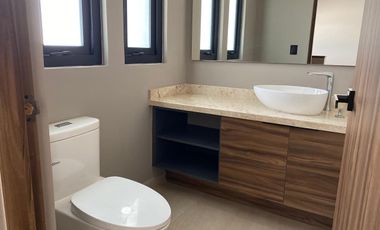 Preciosa casa de 3 niveles en renta en Villa Carriedo, zona de Lomas del Campanario Norte, Querétaro