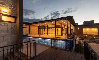 Preciosa casa de 3 niveles en renta en Villa Carriedo, zona de Lomas del Campanario Norte, Querétaro