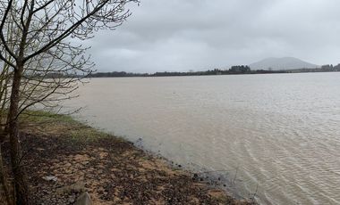 PARCELA CON CASA A ORILLA DE LAGO RAPEL