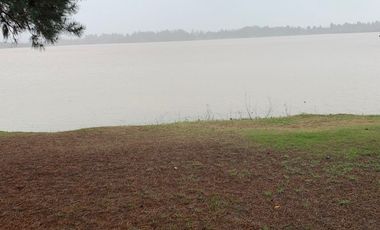 PARCELA CON CASA A ORILLA DE LAGO RAPEL