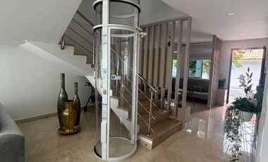 ¡Descubre esta obra maestra arquitectónica! Venta casa dúplex en Villa Santos