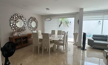 ¡Descubre esta obra maestra arquitectónica! Venta casa dúplex en Villa Santos